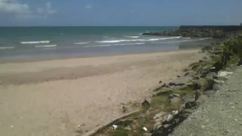 Gravando o mar à distância, da pra ver as ondas e as pedras no horizonte [Nature & Animals]