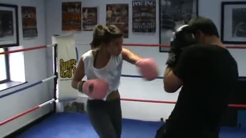 OMG!!amazing training boxing girl!!so damn powerful punch