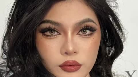 Beauty blogger with high makeup skills