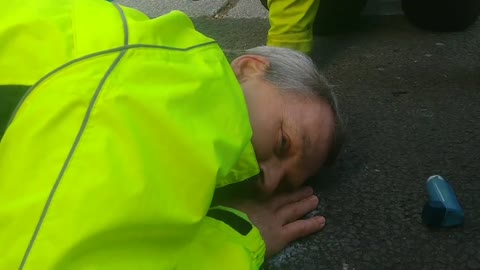 UK: This climate change protester glued his head to the tarmac!😂