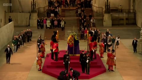 Repentinitis - Caída súbita de guarda real inoculado en funeral de reina de Inglaterra