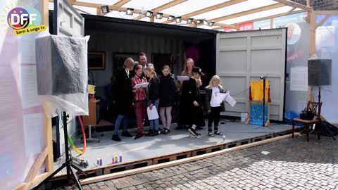 BU LIVE-TV, fra Nytorv i København, maj 2021: ​Vi​​ synger " Altid frejdig, når du går"​