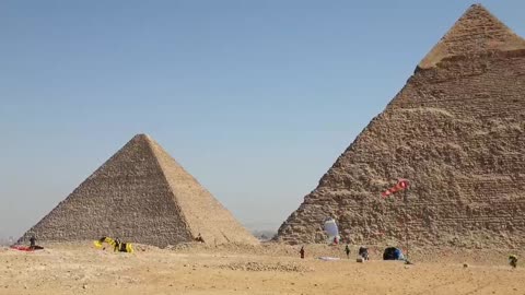 Paracaidistas del todo el mundo sobrevuelan las pirámides de Giza