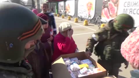 Ruští vojáci dodali 20 tun humanitární pomoci pro obyvatele Dymeru v Kyjevské oblasti