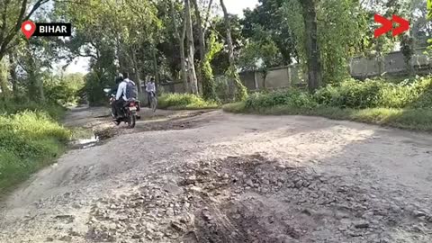 समस्तीपुर की जर्जर सड़क ने कर दिया है जीना मुश्किल(1)
