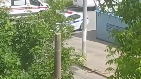 ❗️Graphic footage: Masked Moscow assassin hunts down man in broad daylight