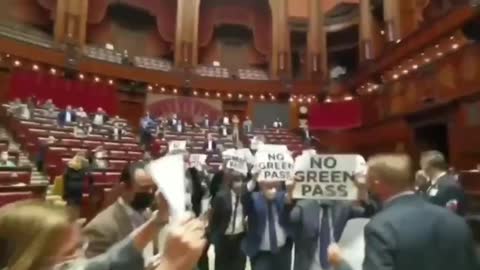 Italie 🇮🇹 - Les députés en révolte contre le pass-sanitaire occupent le Parlement