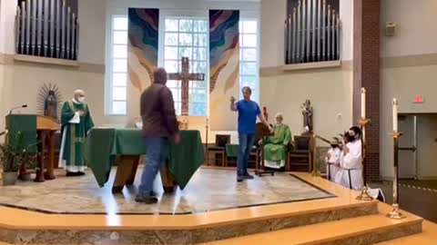 Unmasked man accused of ‘trespassing’ confronts parish priest in Washington state BRAWL ERUPTS