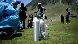 Indian teams scale mountains to bring vaccines