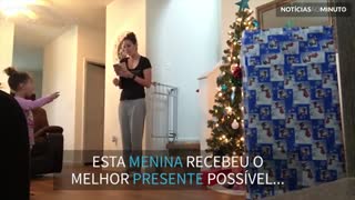 Militar regressa e surpreende filha se embrulhando em presente