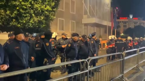 Protesta e opozitës, protestuesit thyejnë kordonin e policisë