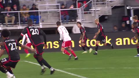 MLS Goal: C. Benteke vs. NE, 90 + 3'