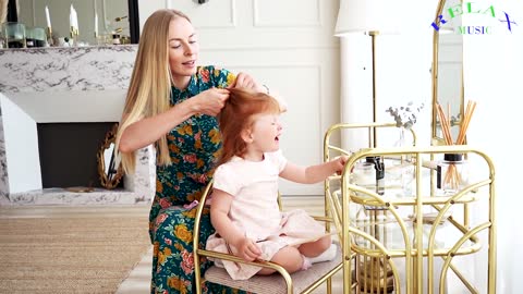 MOM FIXING HAIR