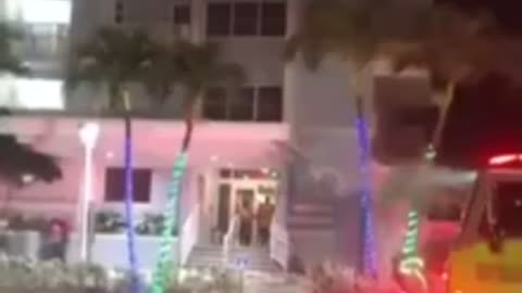 Breaking News : Building collapses in Miami Beach FL unknown how many people trapped inside rubble