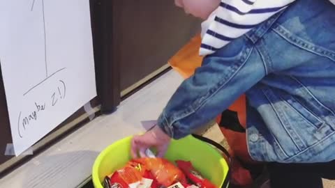 Kid makes the most of trick-or-treat candy bucket