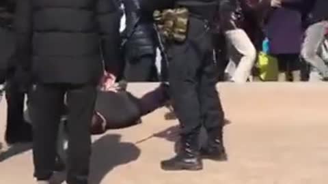 Ukraine - Russische Soldaten schlagen brutal auf Demonstranten in den eroberten Gebieten ein