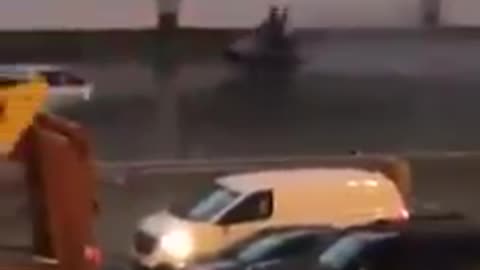 Jet ski dans la ville sur de l'eau de pluie.