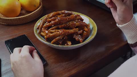 Try this new way to eat chicken feet~