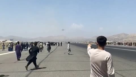 طیارے سے لٹک کر افغانستان چھوڑنے کی کوشش، شہری زمین پر آگرے (کمزور دل افراد ویڈیو نہ دیکھیں)