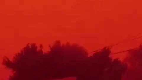 Una tormenta de arena tiñe de rojo Libia.