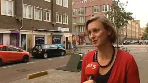 Stadsdeelvoorzitter West op straat bekogeld