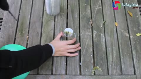 Guides do multicolor orb Christmas Eve with plastic cups and flashlight