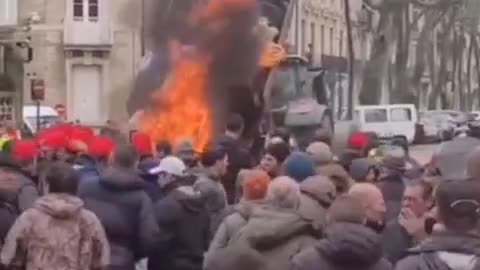 French farmers destroying their livelihoods, dump and burn farm rubbish outside government buildings