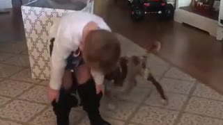 Cachorro juega a la cinchada con el pañal de un pequeño