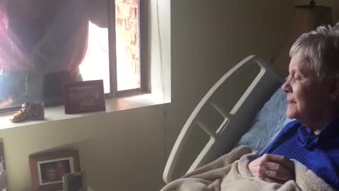 Man serenades wife with Alzheimer's