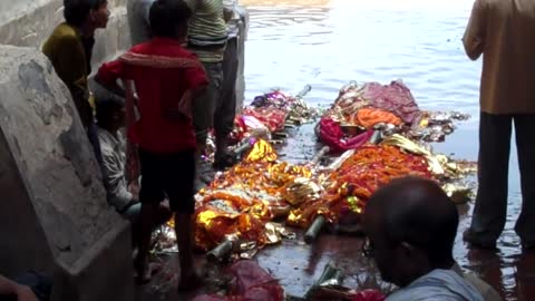 Body waiting in Manikarnika ghat, Kasi