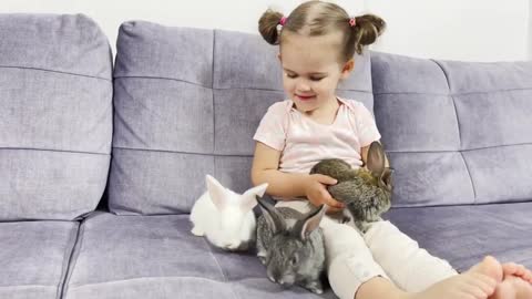Cute_Friendship_of_Baby_Girl_and_Baby_Rabbits