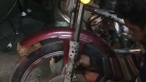 See the professionalism of blacksmith's mechanic and how he was able to dismantle and install bike