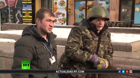 Euromaidan:i volti mascherati Nel 2014,un giornalista andò a Kiev dove ebbe luogo il movimento noto come Euromaidan,che fu tutt'altro che una protesta pacifica ma fu un colpo di stato finanziato da George Soros e dai soliti noti USA. DOCUMENTARIO