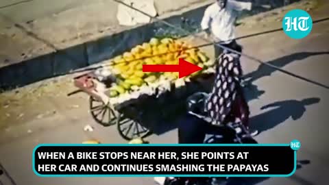 Viral video woman smashing papaya,bhopal,fruit vendor,madhya pradesh,woman smashes papaya from cart