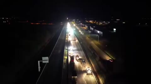 Os agricultores franceses bloquearam a autoestrada A64 perto de Toulouse pelo terceiro dia consecutivo.