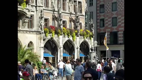WOW München - viele tausende Menschen ziehen für Frieden ohne Waffen durch die Landeshauptstadt