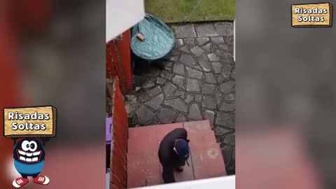 Man shoots a thief trying to get into his house but waits for the police peacefully