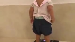 The amazing reaction of this little man