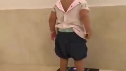 The amazing reaction of this little man