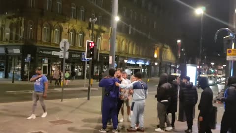 Guy fights off multiple attackers that harassed him and his girlfriend in Leeds