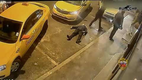 🔴 Taxi driver knocks out two men after an argument