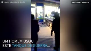 Homem usa tanque de guerra para roubar garrafa de vinho