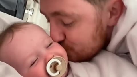 Baby and Dad's love is beyond imagination