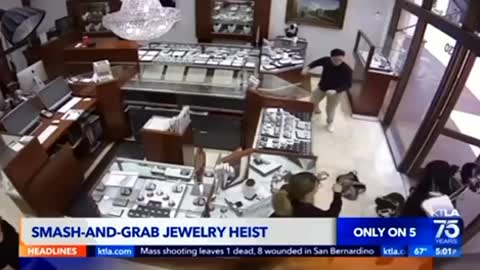Huntington Beach jewelry store employees fight off smash-and-grab robbers