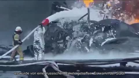 ️ Kryvyi Rig. Ein Öldepot steht in Flammen, nachdem es heute Morgen von einer russischen Rakete ge