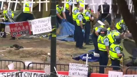 New Zealand, Jacinda Ardern's police destroy the peaceful camp in front the Parliament House in Wellington of citizens who want to end vaccine mandates