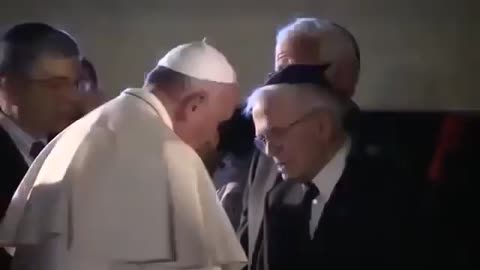 Papa Francesco bacia le mani alla famiglia Rothschild