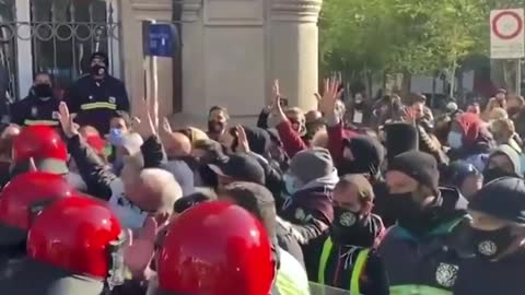 17/04/2021 SPAGNA: LA POLIZIA MANGANELLA I MANIFESTANTI