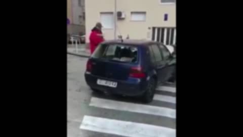 Razbio auto u Splitu jer se parkirao na zebri