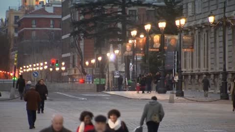 Madrid’s LED bulbs are street lights that save